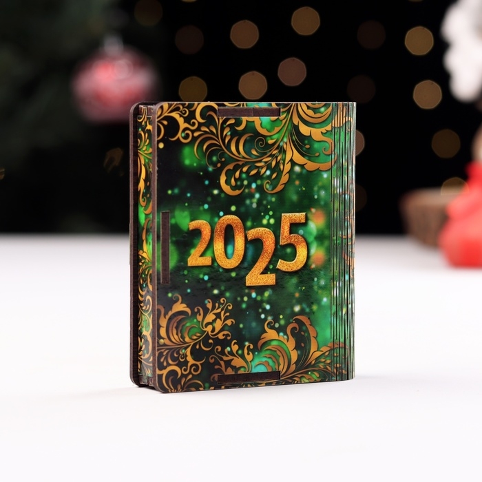 Новый год. Деревянный конверт для денег с символом года № 4  Новый год. Деревянный конверт для денег с символом года № 4 "Зеленый, змея с подарком", 9,8х8,5х2 см