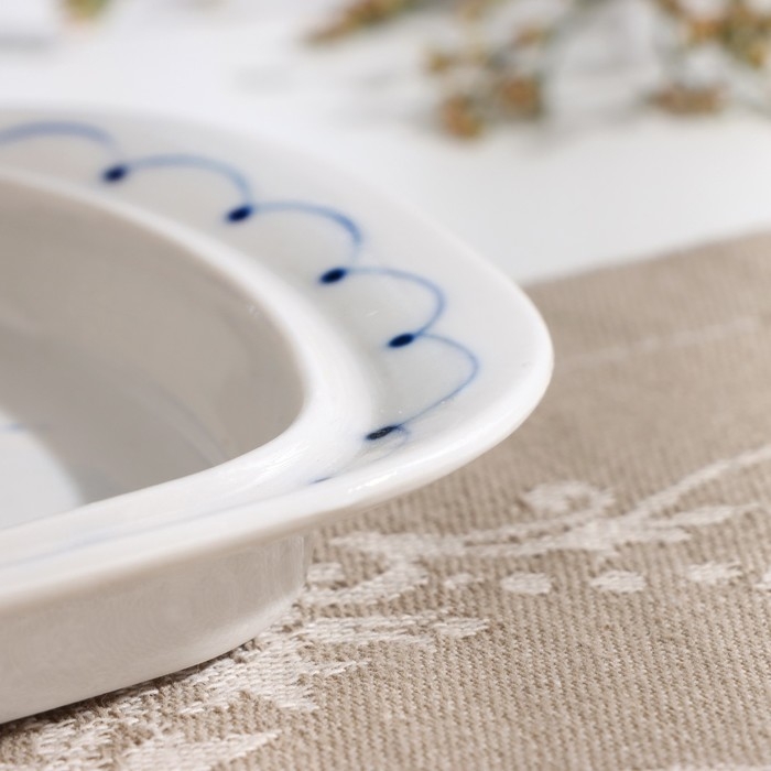 Маслёнка «Тюльпан», 16х10,5х10 см, гжель Маслёнка «Тюльпан», 16х10,5х10 см, гжель