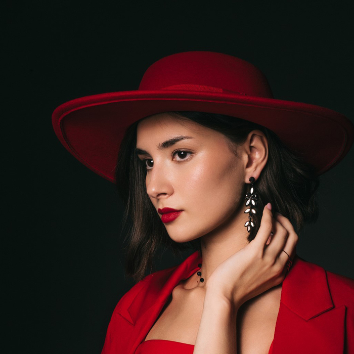 Серьги висячие со стразами «Ажур» весеннее настроение, цвет чёрный, 7см