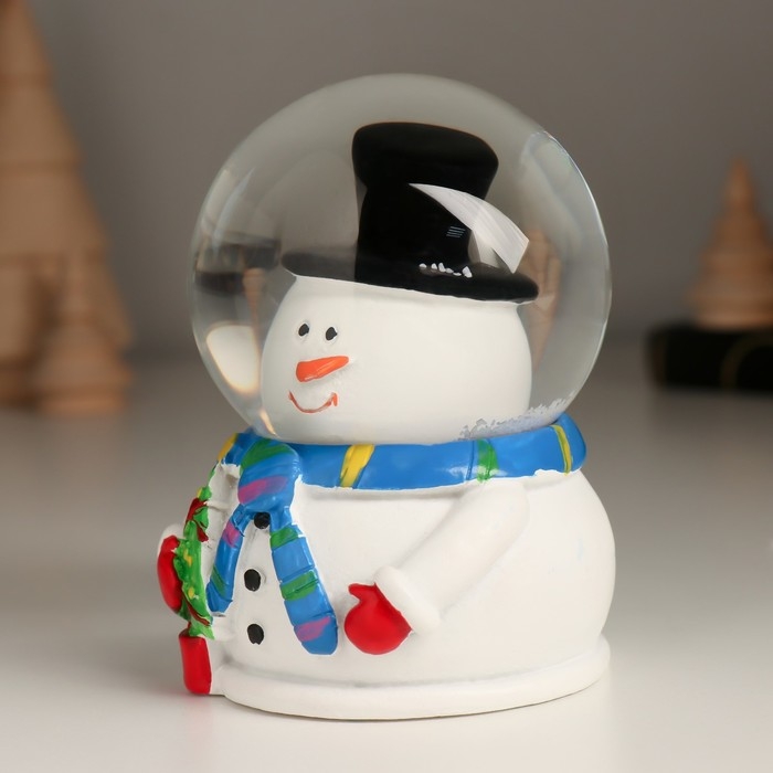 Сувенир полистоун водяной шар свет Сувенир полистоун водяной шар свет "Снеговик с ёлочкой в шлеме-пузыре" 6,5х6,7х9,5 см