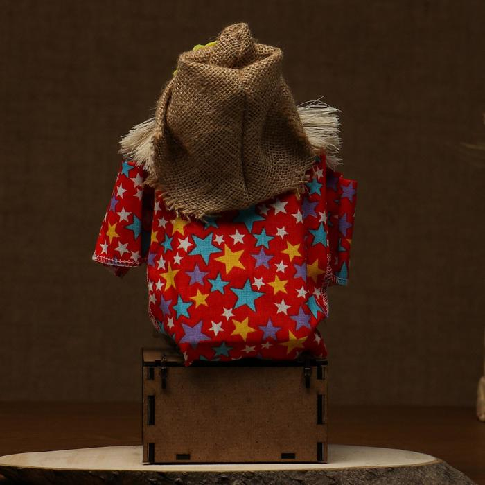 Оберег-домовой Оберег-домовой "Славуся в льняном колпаке, на сундуке с сердцем", средний, микс