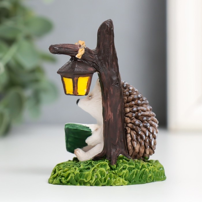 Сувенир полистоун  Сувенир полистоун "Ёжик под фонарём - чтение" 7,4х5,6х4,6 см