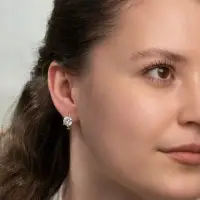 Серьги со стразами &laquo;Блум&raquo;, белые в золоте