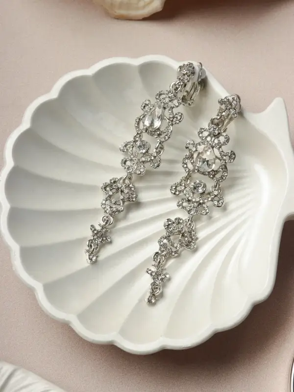 Серьги клипсы для ушей висячие со стразами QF &laquo;Ажур&raquo;, белые в серебре