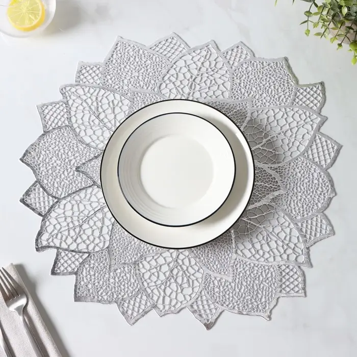 Салфетки сервировочные на стол Доляна «Цветок», 4 шт, 43×43 см, цвет серебряный