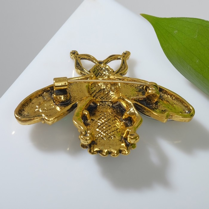 Брошь «Жук» с крыльями, цвет бело-изумрудный в чернёном золоте Брошь «Жук» с крыльями, цвет бело-изумрудный в чернёном золоте