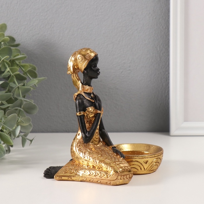 Сувенир полистоун подсвечник Сувенир полистоун подсвечник"Африканка Рудо в золотом платье у тазика"d=4 см 9,5х12,5х14 см