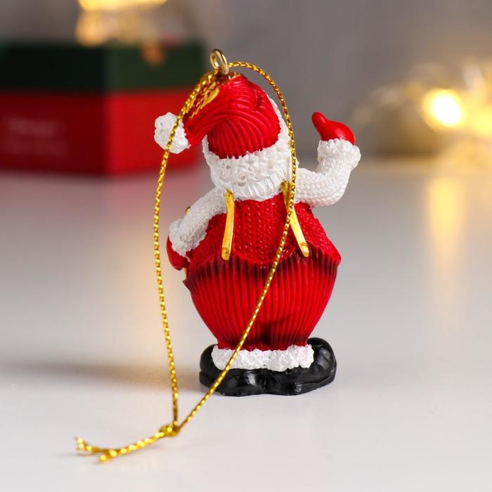 Сувенир полистоун подвеска Сувенир полистоун подвеска "Дед Мороз в красном комбинезоне и белом свитере" МИКС 6х2,5х4 см