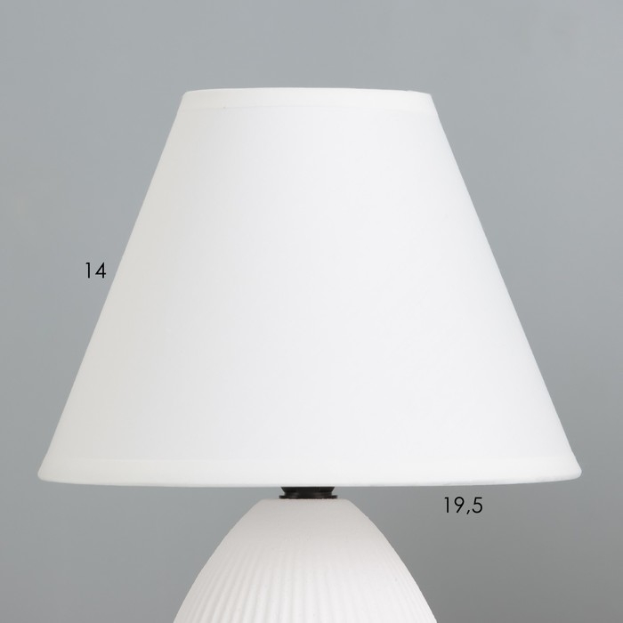 Настольная лампа Настольная лампа "Даника" Е14 40Вт белый 20х20х28 см RISALUX