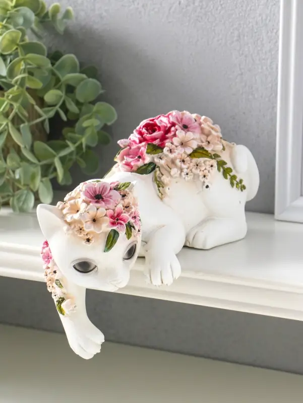 Сувенир полистоун "Белая кошка в цветах" на полку 21х10,5х12,8 см