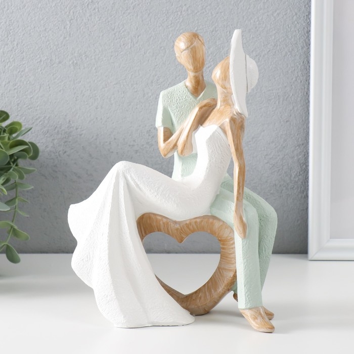 Сувенир полистоун  Сувенир полистоун "Ретро. Влюблённые сидят на сердце" бело-зелёный 18х11х23,5 см