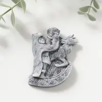 Магнит "Шаман в шкуре медведя с бубном и олень" (барельеф) 7,5см