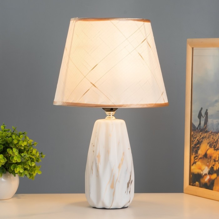 Настольная лампа Настольная лампа "Донра" Е27 40Вт белый золото 22х22х35см RISALUX