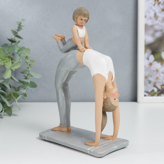 Сувенир полистоун  Сувенир полистоун "Мама в позе колеса, с дочкой" бело-серый 19х7х13 см