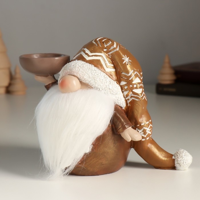Подсвечник полистоун на 1 свечу  Подсвечник полистоун на 1 свечу "Дед Мороз в золотом колпаке с узорами" 18х9,5х13 см