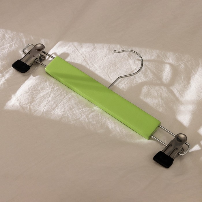 Вешалки для брюк и юбок LaDо́m Brillant, 28×12×2,3 см, 2 шт, деревянные, с зажимами, цвет фисташковый Вешалки для брюк и юбок LaDо́m Brillant, 28×12×2,3 см, 2 шт, деревянные, с зажимами, цвет фисташковый