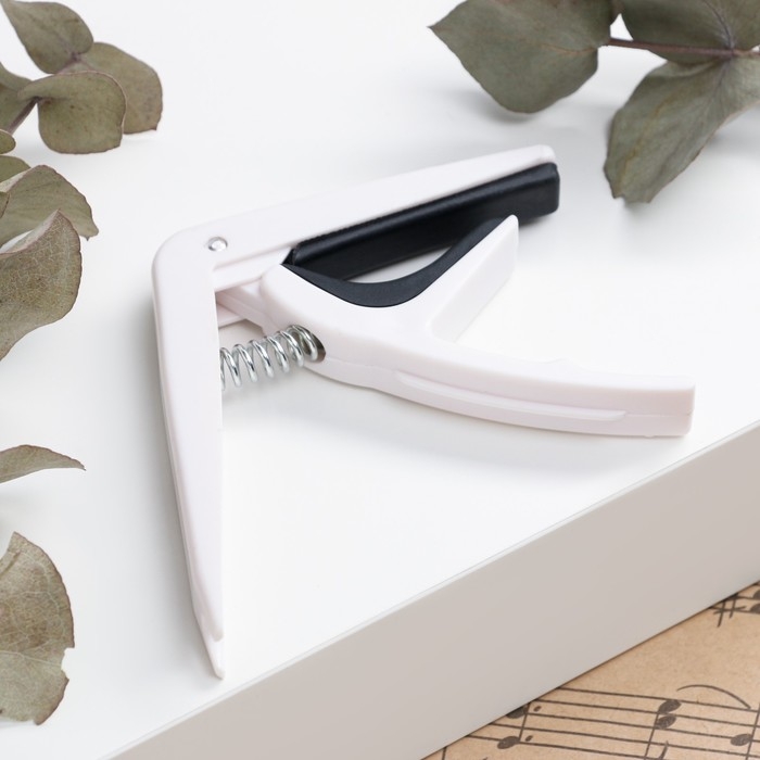 Каподастр Music Life, белый, пластиковый Каподастр Music Life, белый, пластиковый