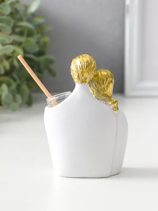 Аромадиффузор полистоун с палочками "Родители с ребёнком" белый с золотом 4,3х8х11 см