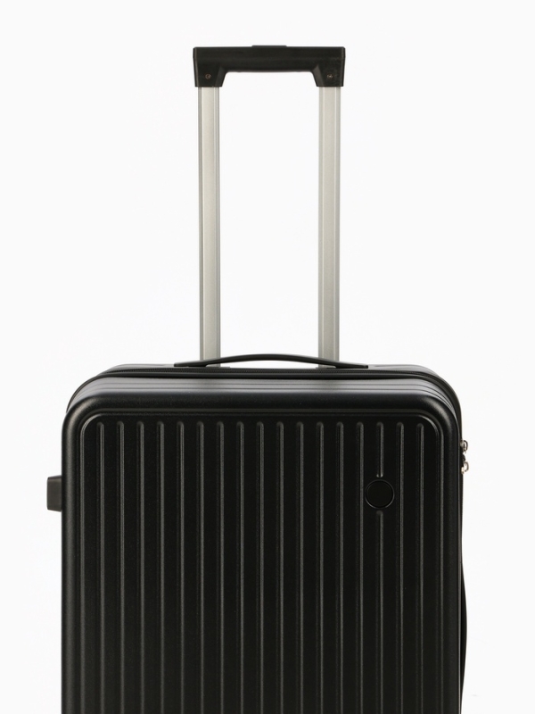 Чемодан 24 Чемодан 24", PС, 42*27*66, отд на молнии, код замок, 4 колеса, черный