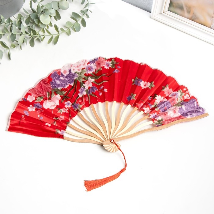 Веер бамбук, текстиль h=21 см изгиб, с кистью  Веер бамбук, текстиль h=21 см изгиб, с кистью "Цветы" в коробке, красный