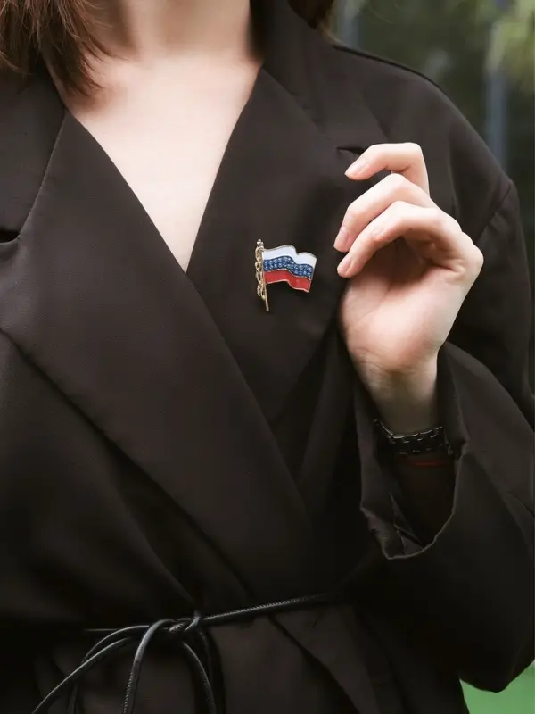 Брошь &laquo;Флаг России&raquo;, триколор в золоте