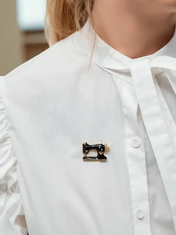 Брошь &laquo;Швейная машина с мотком ниток&raquo;, чёрная, белый в золоте