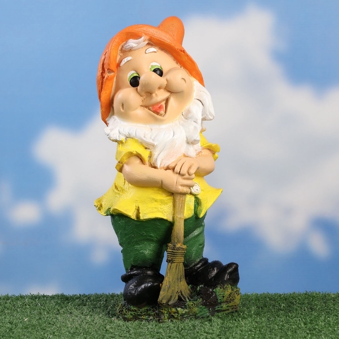 Садовая фигура из полистоуна &laquo;Гном с метлой&raquo;, 30&times;14&times;14 см
