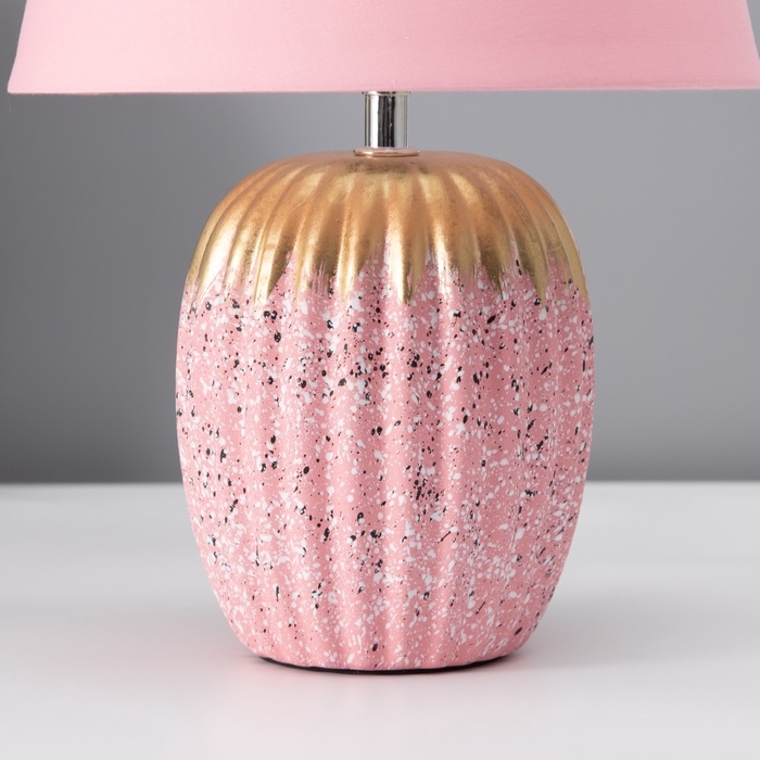 Настольная лампа с абажуром RISALUX «Успех», 1×Е14, 40 Вт, розовый, 22×22×33 см Настольная лампа с абажуром RISALUX «Успех», 1×Е14, 40 Вт, розовый, 22×22×33 см