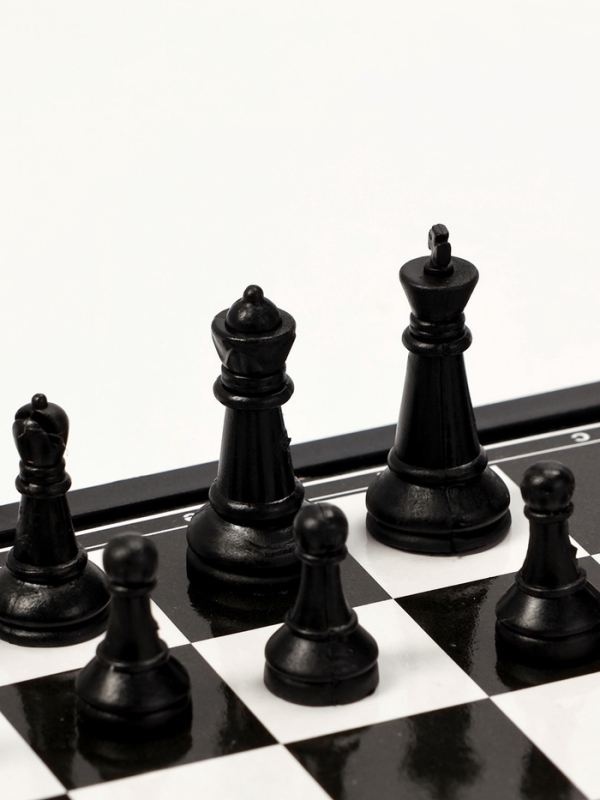 Шахматы 20 х 20 см, король h-3.3 см, d-2.5 см, доска и фигуры пластик Шахматы 20 х 20 см, король h-3.3 см, d-2.5 см, доска и фигуры пластик