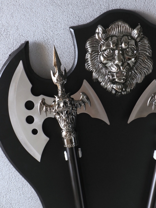 Сувенирное оружие " Топоры" на планшете со львом, 45х57 см