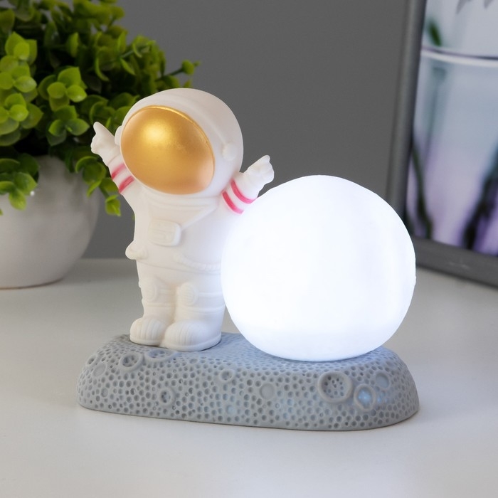 Ночник Ночник "Крутой космонавт" LED 2Вт RGB от батареек 3хLR44 бело-золотой 11х6х11 см RISALUX