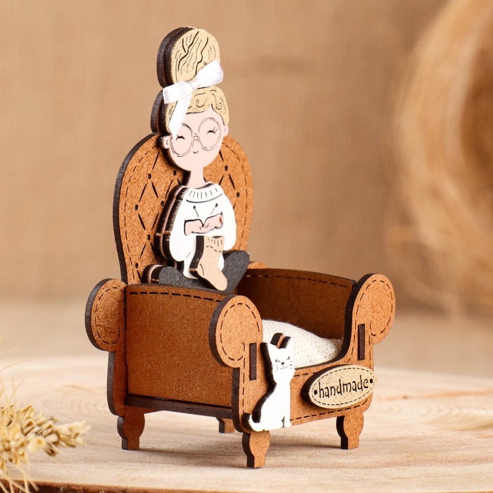 Игольница сувенир Игольница сувенир "Рукодельница", МДФ, Дуб-золото, 8,5х5х11,5 см