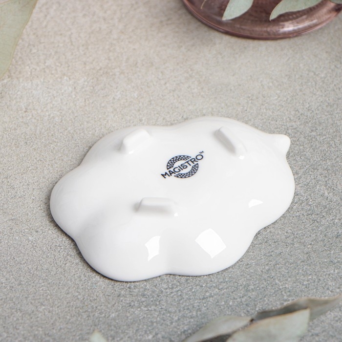 Икорница фарфоровая на ножках Magistro «Лист», 10×8,5 см, цвет белый Икорница фарфоровая на ножках Magistro «Лист», 10×8,5 см, цвет белый