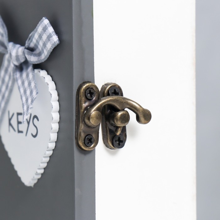 Ключница дерево Ключница дерево "Три сердечка" серая 6х19х25,5 см