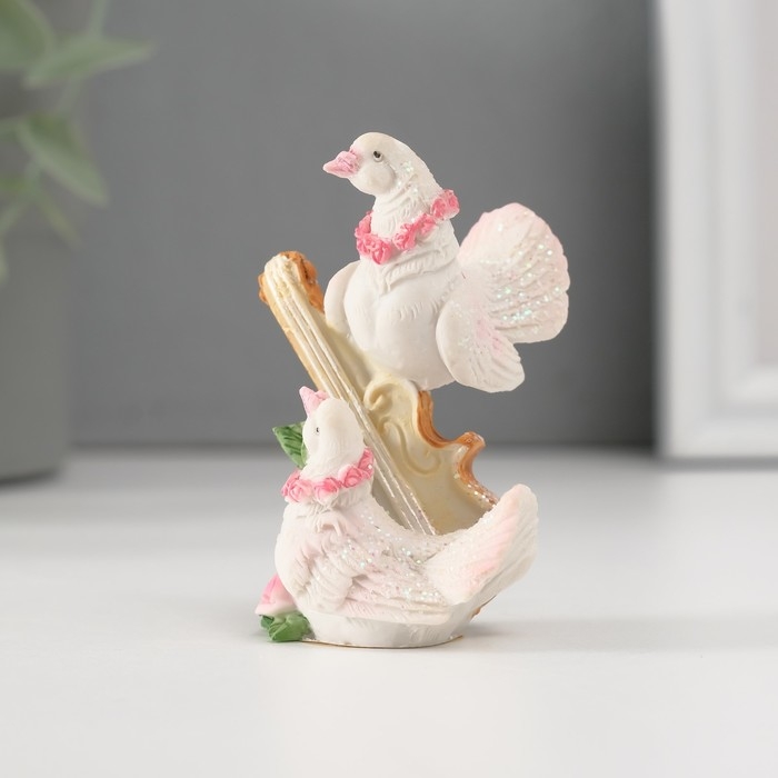 Полистоун голуби в розовом венке 6*4 см Полистоун голуби в розовом венке 6*4 см