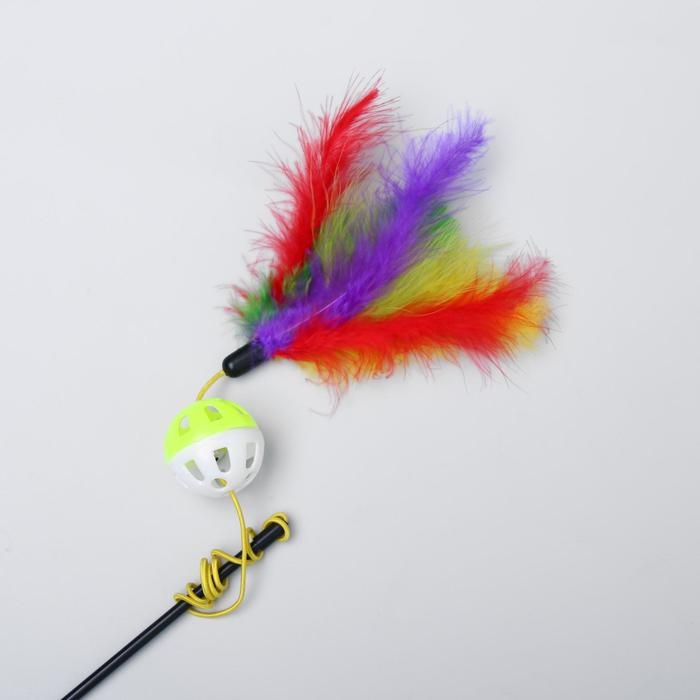 Дразнилка-удочка с пластиковым шариком и перьями, микс цветов Дразнилка-удочка с пластиковым шариком и перьями, микс цветов