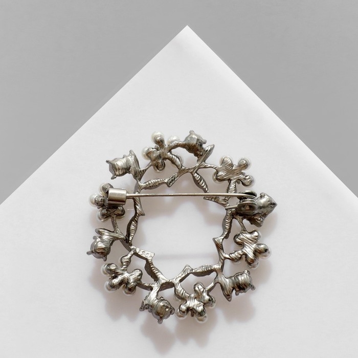 Брошь «Цветы» в венке, цвет белый в матовом серебре Брошь «Цветы» в венке, цвет белый в матовом серебре