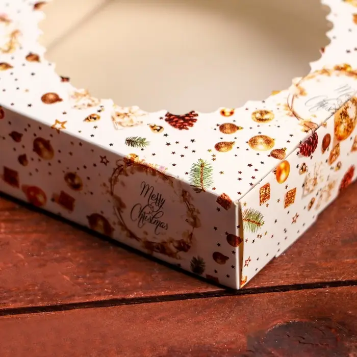 Подарочная коробка сборная с окном «Шишки и подарки», 11.5×11.5×3 см