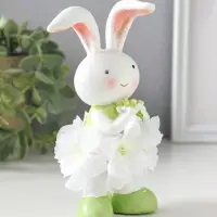 Сувенир полистоун "Зайка в цветочной юбочке, с букетиком" 9х8х14,5 см