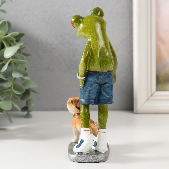 Сувенир полистоун лак Сувенир полистоун лак "Лягуха - прогулка с собакой" 16,5х9х4,5 см