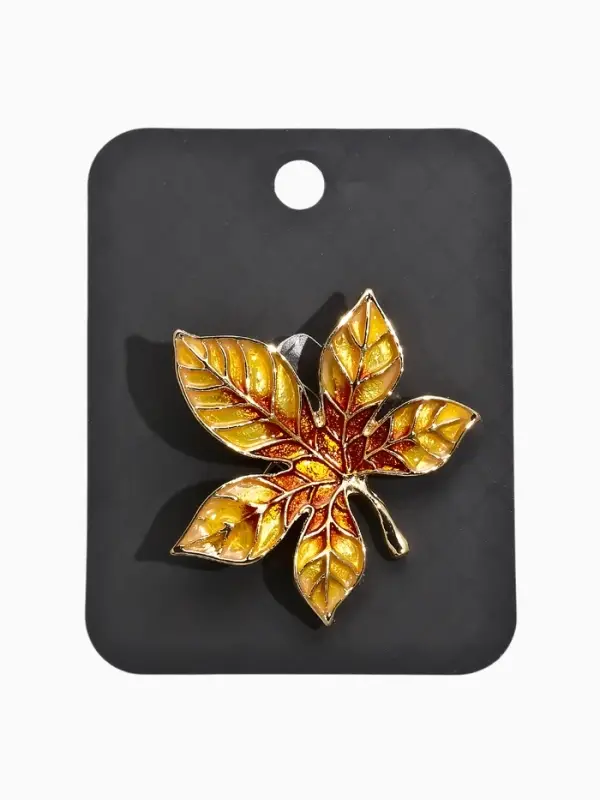 Брошь "Лист Клёна" прозрачная эмаль, цвет жёлто-коричневый в золоте