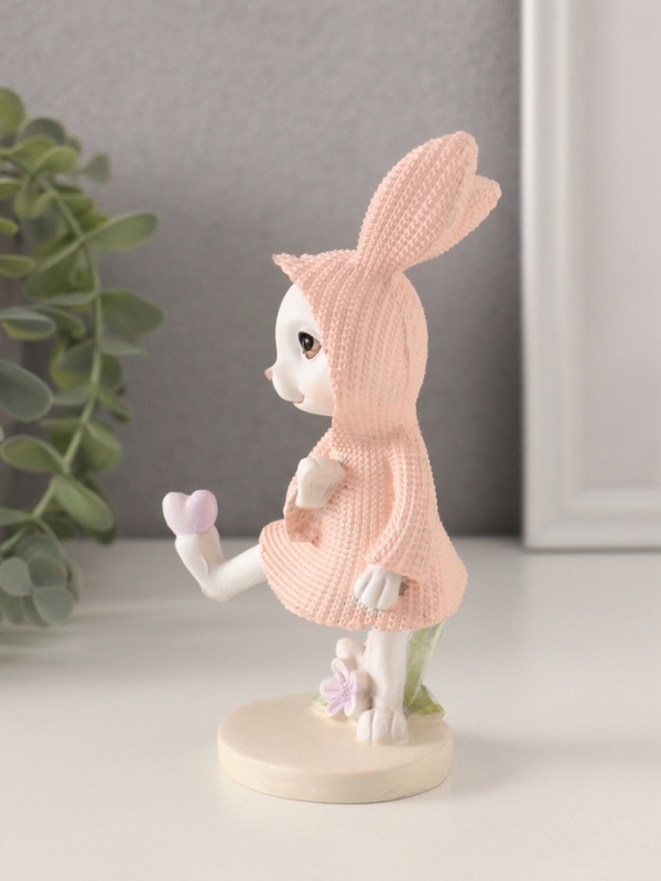 Сувенир полистоун  Сувенир полистоун "Зайка в вязаном розовом платьице, сердечко на лапе" 8х5,5х14,5 см