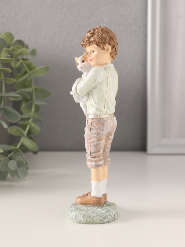 Сувенир полистоун  Сувенир полистоун "Мальчишка с котёнком" розово-зелёный 5х4,5х16 см