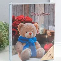 Фотоальбом на 200 фото 13х18 см "Медведь в синем шарфе и розы" в коробке 5,5х23,5х29,5 см