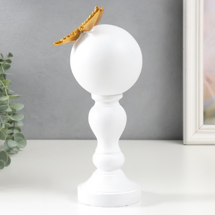 Сувенир полистоун  Сувенир полистоун "Золотая бабочка на колонне с шаром" белый 24,5х9х10 см