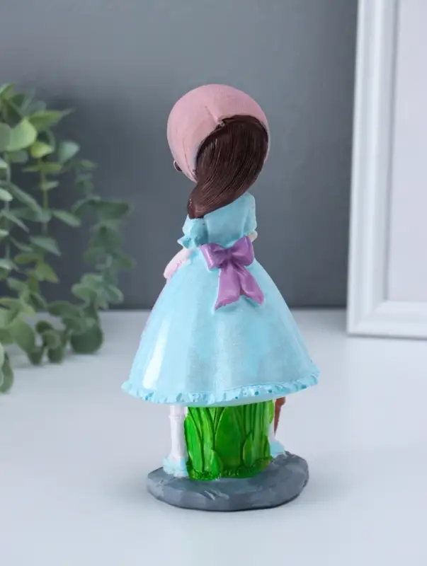 Сувенир полистоун "Девочка с лейкой поливает цветы" 8,8х10,5х20 см