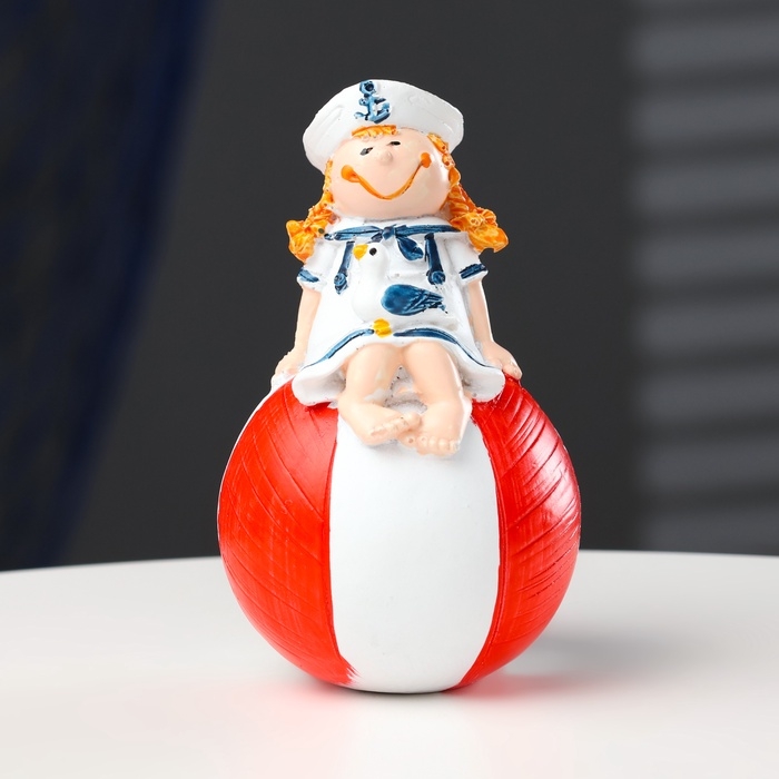 Фигурка девочка-морячка на шаре 12см Фигурка девочка-морячка на шаре 12см