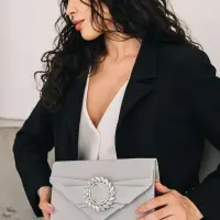 Сумка-клатч женская вечерняя на магните, на цепочке, с декоративной пряжкой, серебристая