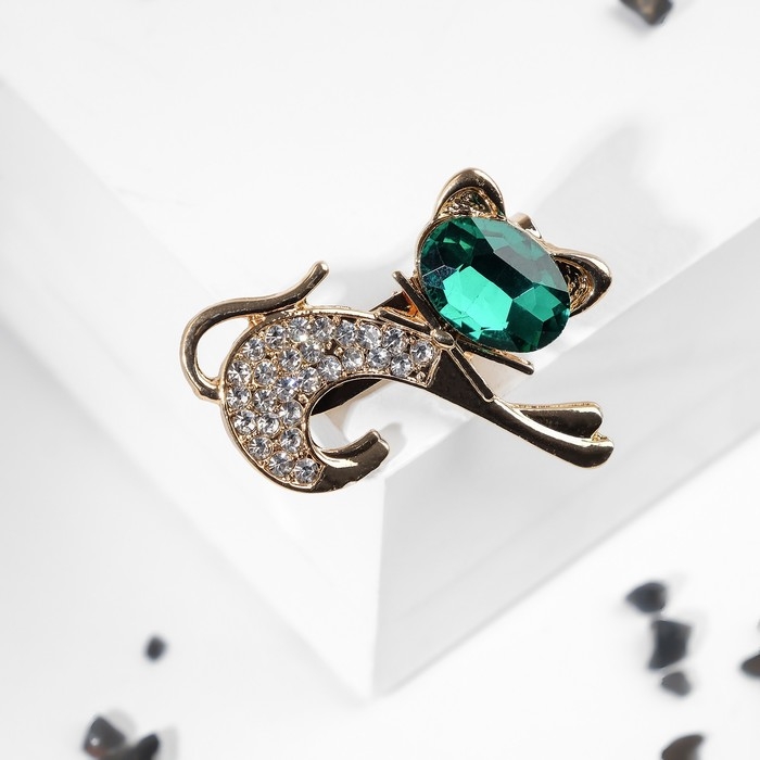 Брошь «Кошечка» с бантом, цвет изумрудно-белый в золоте Брошь «Кошечка» с бантом, цвет изумрудно-белый в золоте