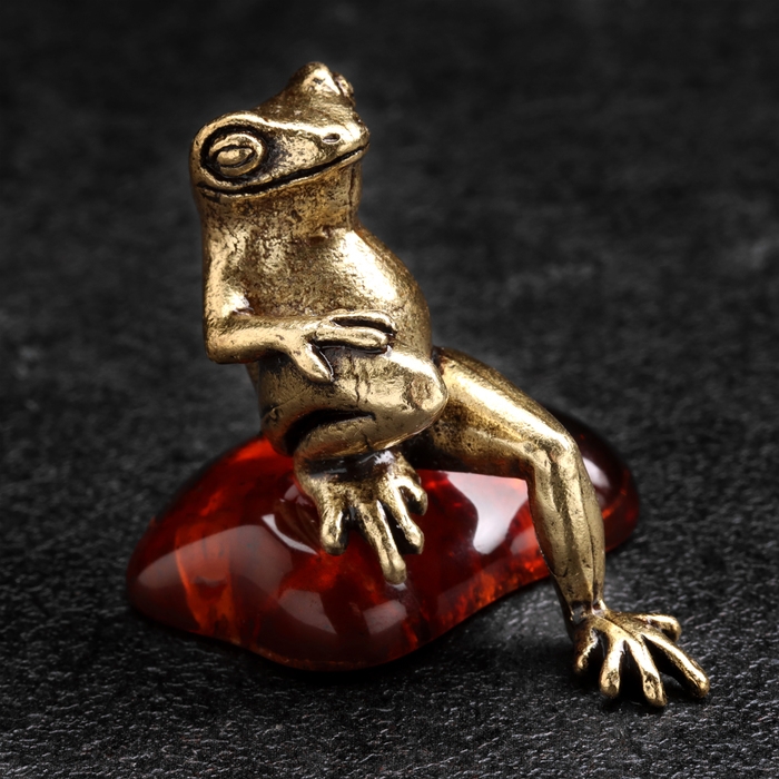Сувенир Сувенир "Лягушка Деловая", латунь, янтарь